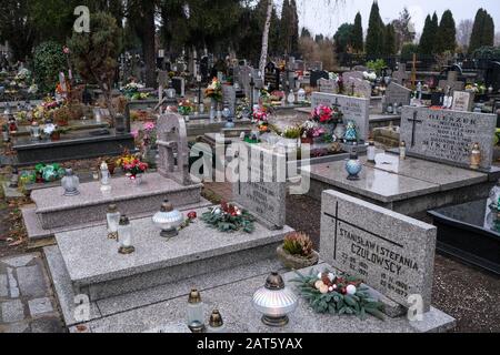 Polen, Wroclaw- 19. Januar 2020: Gräber auf dem Friedhof Heiliger Geist (Swietego Ducha) an der Bardzka Straße in Wroclaw Stockfoto