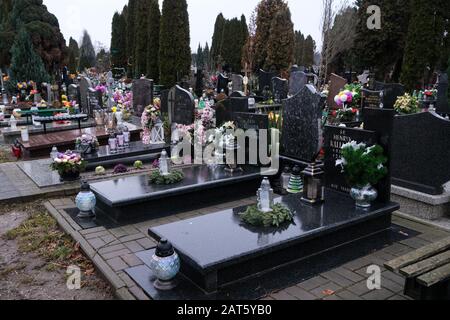 Polen, Wroclaw- 19. Januar 2020: Gräber auf dem Friedhof Heiliger Geist (Swietego Ducha) an der Bardzka Straße in Wroclaw Stockfoto