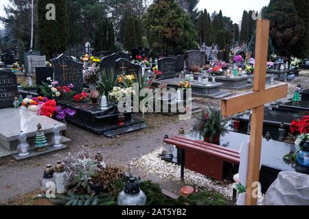 Polen, Wroclaw- 19. Januar 2020: Gräber auf dem Friedhof Heiliger Geist (Swietego Ducha) an der Bardzka Straße in Wroclaw Stockfoto