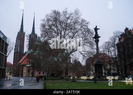 Polen, WROCLAW- 19. Januar 2020: Domplatz in Wroclaw mit Säule, Erzdom St. Johannes der Täufer in Wroclaw, Stockfoto