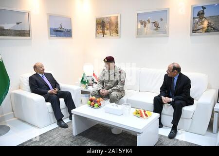 Riad. Januar 2020. Jemens Präsident Abd-Rabbu Mansour Hadi (L) und Jemens Vizepräsident Ali Mohsen Saleh (R) treffen sich mit Prinz Fahad bin Turki bin Abdul Aziz, Kommandeur der gemeinsamen Streitkräfte der von Saudi-Arabien geführten arabischen Koalition, in Riyadh, Saudi-Arabien, am 30. Januar 2020. Kredit: Xinhua/Alamy Live News Stockfoto