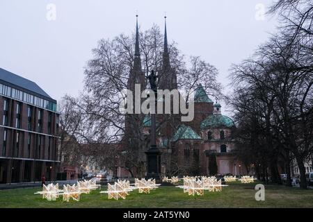 Polen, WROCLAW- 19. Januar 2020: Domplatz in Wroclaw mit Säule, Erzdom St. Johannes der Täufer in Wroclaw, Stockfoto