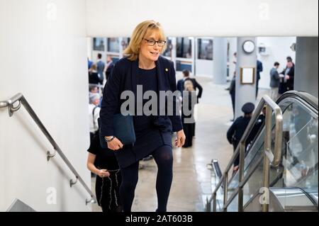 30. Januar 2020 - Washington, DC, Vereinigte Staaten: US-Senator Maggie Hassan (D-NH) geht auf das Amtsenthebungsverfahren im Senat zu. (Foto von Michael Brochstein/Sipa USA) Stockfoto