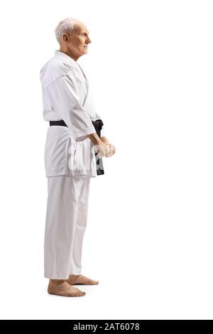 Profilaufnahme in voller Länge eines älteren Mannes mit schwarzem Gürtel in Karate, isoliert auf weißem Hintergrund Stockfoto