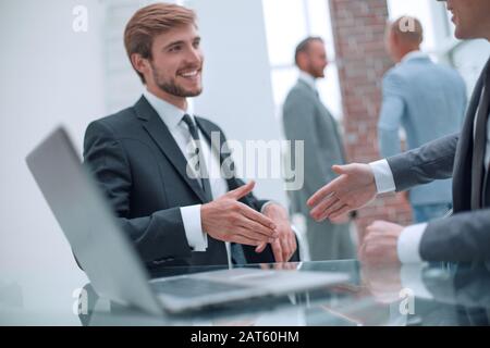 Nahaufnahme: Geschäftsleute halten sich die Hände für einen Handschlag Stockfoto
