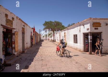 Touristen, die auf der Caracoles Street, San Pedro de Atacama, Antofagasta, Chile, spazieren gehen Stockfoto