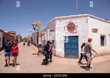 Touristen, die auf der Caracoles Street, San Pedro de Atacama, Antofagasta, Chile, spazieren gehen Stockfoto