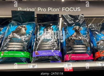 Orlando, FL/USA-1/29/20: Eine Anzeige von Purina Pro Plan Focus Dog Food in einem Petsmart Superstore, das für Besitzer von Haustieren zum Kauf für ihre Haustiere bereit ist. Stockfoto