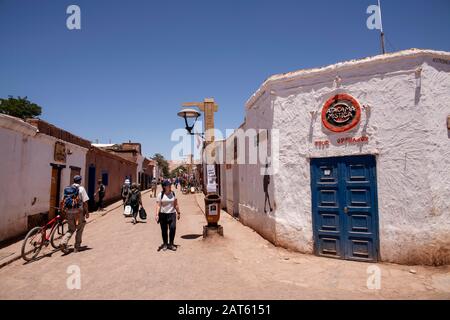 Touristen, die auf der Caracoles Street, San Pedro de Atacama, Antofagasta, Chile, spazieren gehen Stockfoto