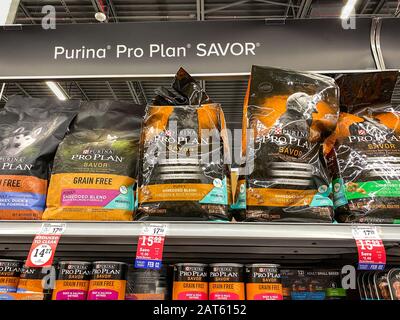 Orlando, FL/USA-1/29/20: Eine Anzeige von Purina Pro Plan Savor Dog Food in einem Petsmart Superstore, das für Besitzer von Haustieren zum Kauf für ihre Haustiere bereit ist. Stockfoto