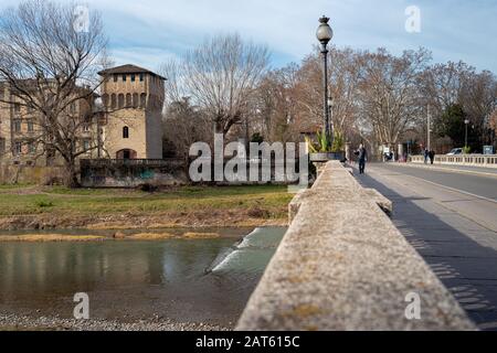 Parma, Italien - 30. Januar 2020: Blick auf die Ponte Giuseppe Verdi mit Menschen, die spazieren gehen und Wasserströme führen Stockfoto