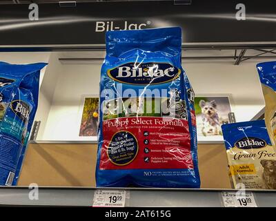 Orlando, FL/USA-1/29/20: Eine Anzeige von Biljac Dog Food in einem Petsmart Superstore, die für Besitzer von Haustieren zum Kauf für ihre Haustiere bereitsteht. Stockfoto