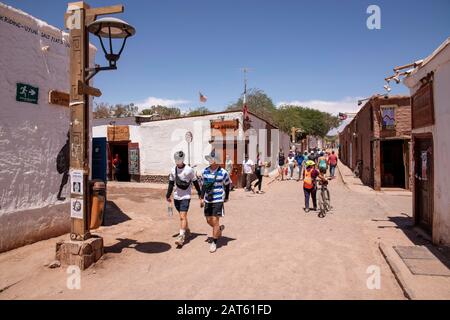 Touristen, die auf der Caracoles Street, San Pedro de Atacama, Antofagasta, Chile, spazieren gehen Stockfoto