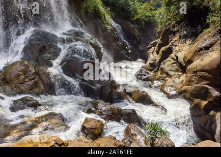 Gebirgsfluss. Silberner Wasserfall im Cat Cat Village in Sapa Sapa Vietnam Indochina Asia. Stockfoto