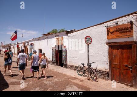 Touristen, die auf der Caracoles Street, San Pedro de Atacama, Antofagasta, Chile, spazieren gehen Stockfoto