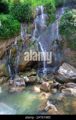 Silberner Wasserfall im Cat Cat Village in Sapa Sapa Vietnam Indochina Asia. Wasserfalllandschaft. Stockfoto