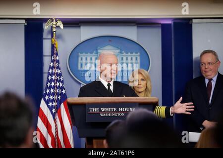 Senior Counselor Kellyanne Conwayand ONDCP Director Jim Carroll hört zu, als Assistant Secretary of Public Health ADM Brett Giroir während einer Pressekonferenz im Weißen Haus in Washington D.C. am Donnerstag, 30. Januar 2020, über die Bekämpfung der Opioid-Epidemie in den Vereinigten Staaten spricht. Kredit: Joshua Lott / CNP / MediaPunch Stockfoto