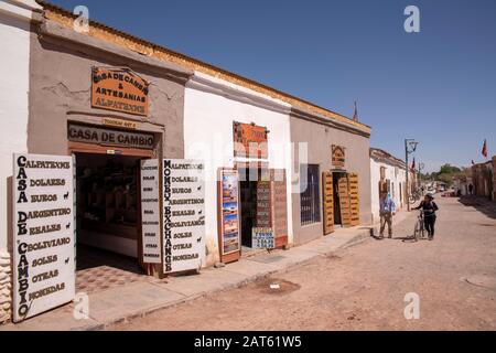 Touristen, die auf der Caracoles Street, San Pedro de Atacama, Antofagasta, Chile, spazieren gehen Stockfoto