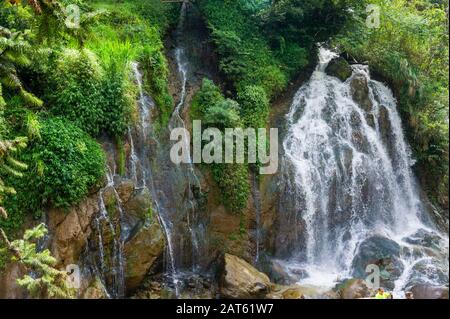 Silberner Wasserfall im Cat Cat Village in Sapa Sapa Vietnam Indochina Asia. Wasserfalllandschaft. Stockfoto