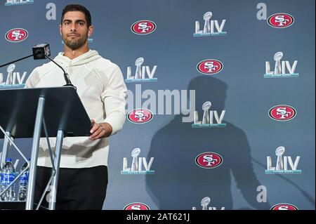 Quarterback Jimmy Garoppolo aus San Francisco 49ers spricht während des Super Bowl LIV San Francisco 49ers Medienverfügbarkeit, der am 30. Januar 2020 im Hyatt Regency in Miami, Florida stattfand, mit den Medien. (Foto von Anthony Behar/Sipa USA) Stockfoto