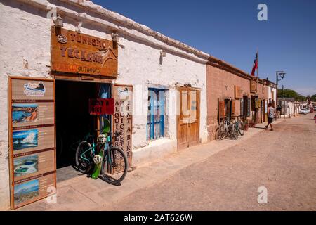 Touristen, die auf der Caracoles Street, San Pedro de Atacama, Antofagasta, Chile, spazieren gehen Stockfoto