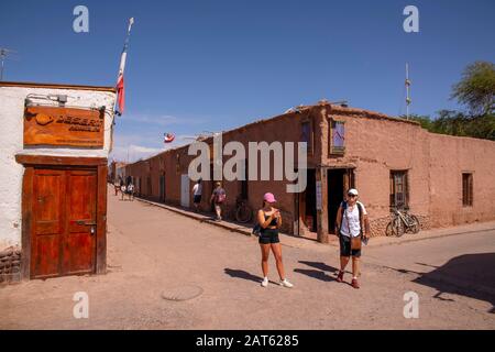 Touristen, die auf der Caracoles Street, San Pedro de Atacama, Antofagasta, Chile, spazieren gehen Stockfoto