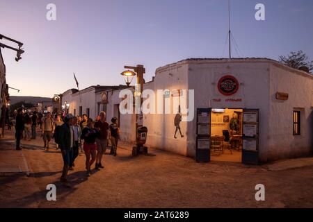 Touristen, die auf der Caracoles Street, San Pedro de Atacama, Antofagasta, Chile, spazieren gehen Stockfoto