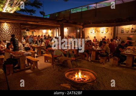 Das geschäftige Adobe-Restaurant in der Nacht, San Pedro de Atacama, Atacama-Wüste, Antofagasta, Chile Stockfoto