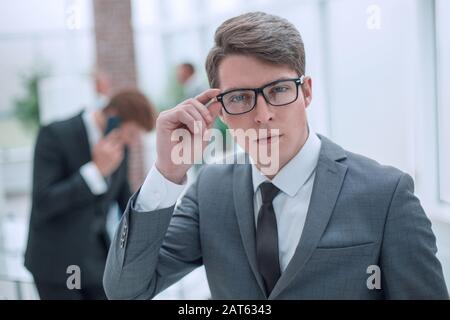 Verantwortlicher Geschäftsleute, der durch seine Brille schaut. Stockfoto