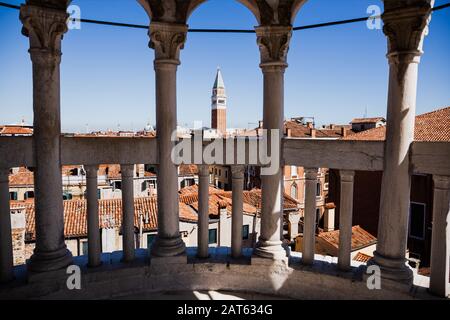 Blick auf die antiken Gebäude und den Bellturm von St. Mark in Venedig, Italien Stockfoto