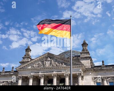 Berlin, DEUTSCHLAND - 29. AUGUST 2017: Deutschland Politikkonzept Deutsche Fahne Vor Dem Reichstaggebäude Stockfoto