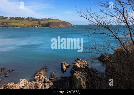 Eingang zum Helford River mit Blick über die Flussmünde von Der Gew nach toll Point, Cornwall, England, Großbritannien Stockfoto