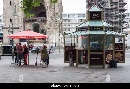 Berlin, 15. JULI 2016: Touristen an der Currywurst nehmen vor der berühmten Gedächtniskirche im Kudamm, Berlin, ab Stockfoto