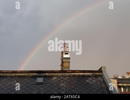 Regenbogen hinter einem Kamin Stockfoto