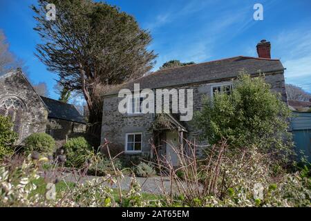 Church and Vicarage, St. Anthony-in-Meneage, Cornwall, England, Großbritannien Stockfoto