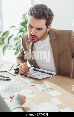 Selektiver Fokus der Designer skizzieren Planung der ux-App für mobile Websites im Designer-Studio Stockfoto