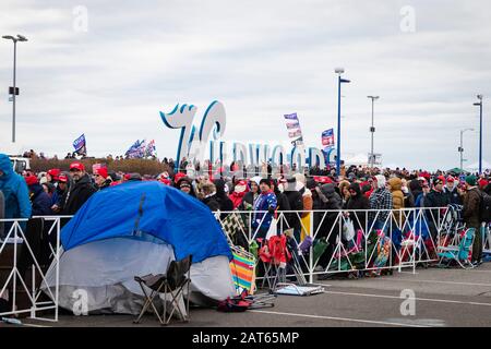 Viele Leute warten draußen in der Nähe der Uferpromenade von New Jersey - bei der "Keep America Great"-Kundgebung im Wildwoods Convention Center Stockfoto