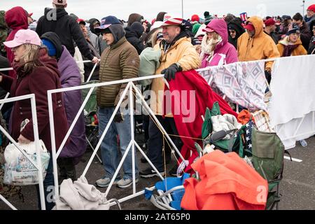 Viele Leute warten draußen in der Nähe der Uferpromenade von New Jersey - um an der "Keep America Great"-Kundgebung der Wildwoods Convention Cen zu gehen Stockfoto