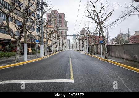 Shanghai, China, 26. Januar 2020, Eine leere Straße in Shanghai während des Coronavirus Ausbruchs Stockfoto