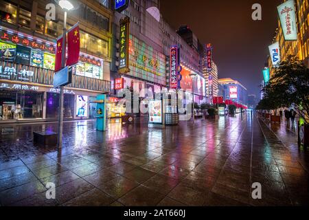 Shanghai, China, 27. Januar 2020, Das fast leere Einkaufsviertel der Nanjing Road beim Ausbruch des Coronavirus Stockfoto