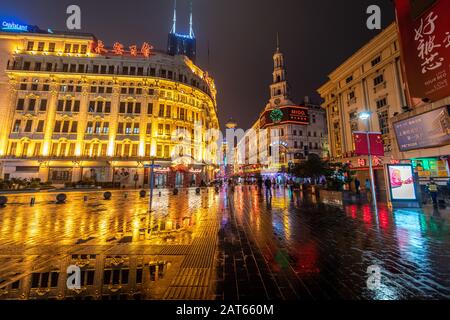 Shanghai, China, 27. Januar 2020, Das fast leere Einkaufsviertel der Nanjing Road beim Ausbruch des Coronavirus Stockfoto