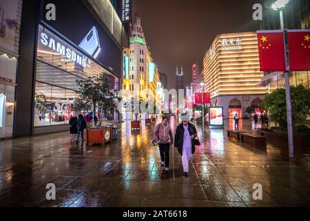 Shanghai, China, 27. Januar 2020, Das fast leere Einkaufsviertel der Nanjing Road beim Ausbruch des Coronavirus Stockfoto