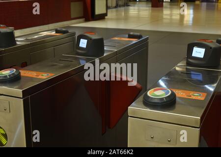 Opal Card Nahfeld Kommunikations-Bahndrehkreuze am historischen U-Bahnhof Martin Place, Sydney Stockfoto