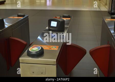 Opal Card Nahfeld Kommunikations-Bahndrehkreuze am historischen U-Bahnhof Martin Place, Sydney Stockfoto