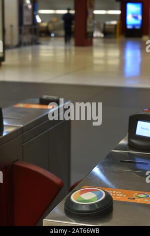 Opal Card Nahfeld Kommunikations-Bahndrehkreuze am historischen U-Bahnhof Martin Place, Sydney Stockfoto