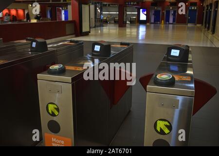 Opal Card Nahfeld Kommunikations-Bahndrehkreuze am historischen U-Bahnhof Martin Place, Sydney Stockfoto