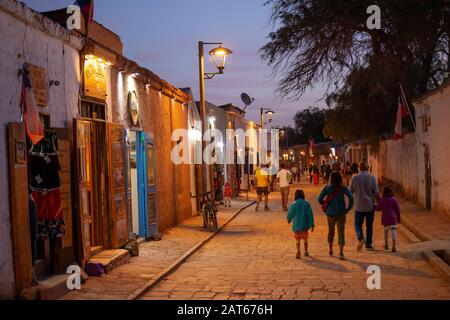 Touristen, die auf der Caracoles Street, San Pedro de Atacama, Antofagasta, Chile, spazieren gehen Stockfoto