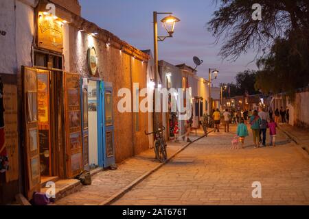 Touristen, die auf der Caracoles Street, San Pedro de Atacama, Antofagasta, Chile, spazieren gehen Stockfoto