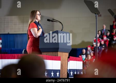 Sänger singt die Nationalhymne der Vereinigten Staaten bei der "Keep America Great"-Kundgebung im Wildwoods Convention Center. Stockfoto