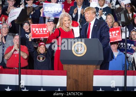 Kellyanne Conway und Präsident Donald J. Trump sprechen mit einer großen Menge bei der "Keep America Great"-Kundgebung im Wildwoods Convention Center. Stockfoto